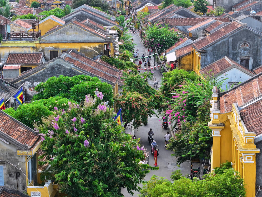 https://staticpagesassets.s3.ap-south-1.amazonaws.com/https%3A//www.journeyrouters.com/hoi-an-ancient-town-vietnam/image_1757322652.jpg